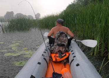 Сплав с байдаркой на голове