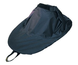 Юбка для фартука байдарки тёмного цвета — водонепроницаемый купол с обхватом по поясу гребца и затяжкой по нижнему краю